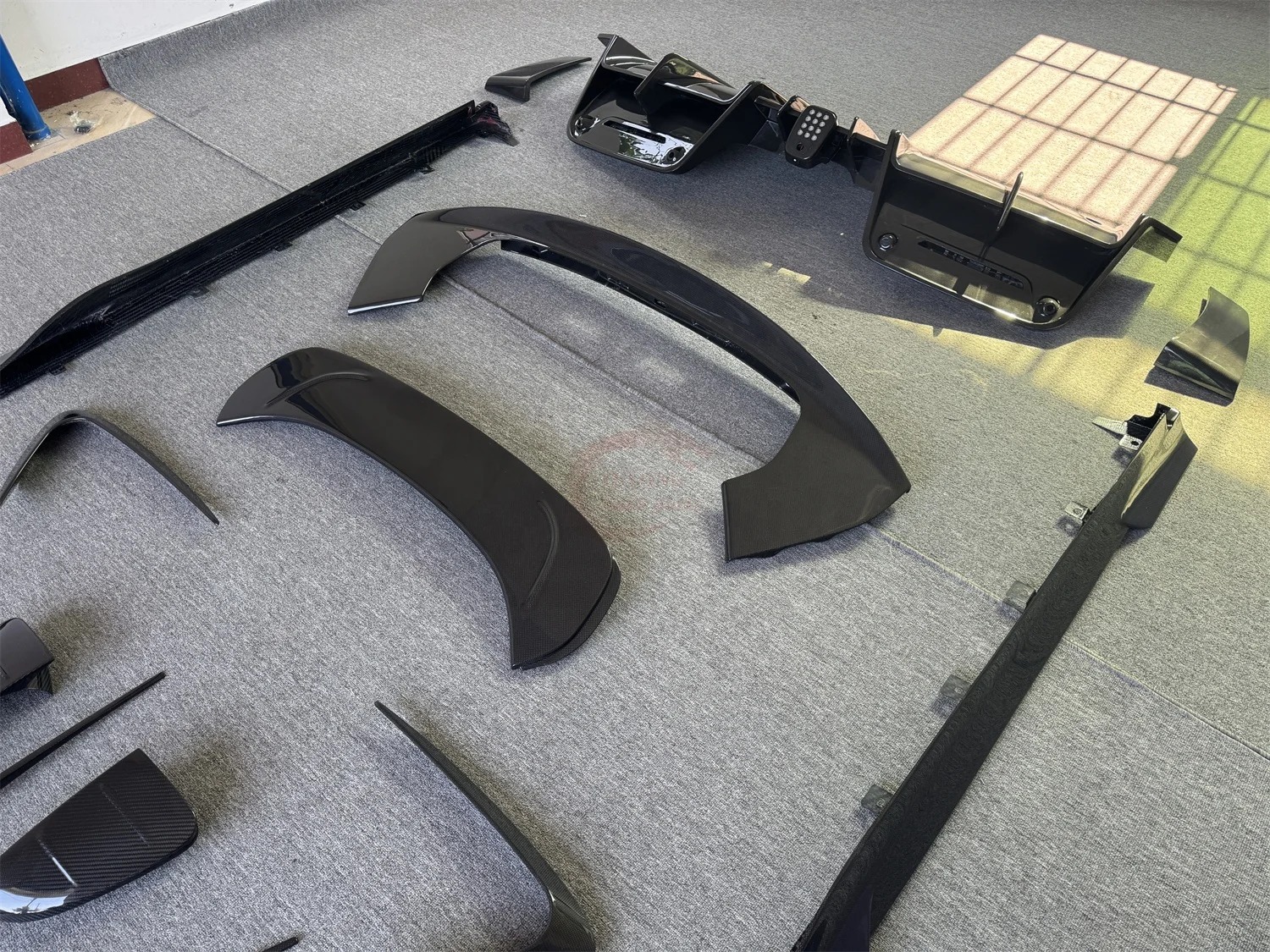 Bodykit M Style Dry Carbon Fiber Front Lip Side Skirt Diffuser Rear Spoiler Mirror Side air Vent for SF90 Upgrade